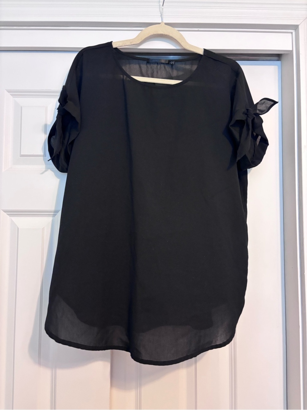 Doe & Rae Black Short Sleeve Tie-Detail Blouse